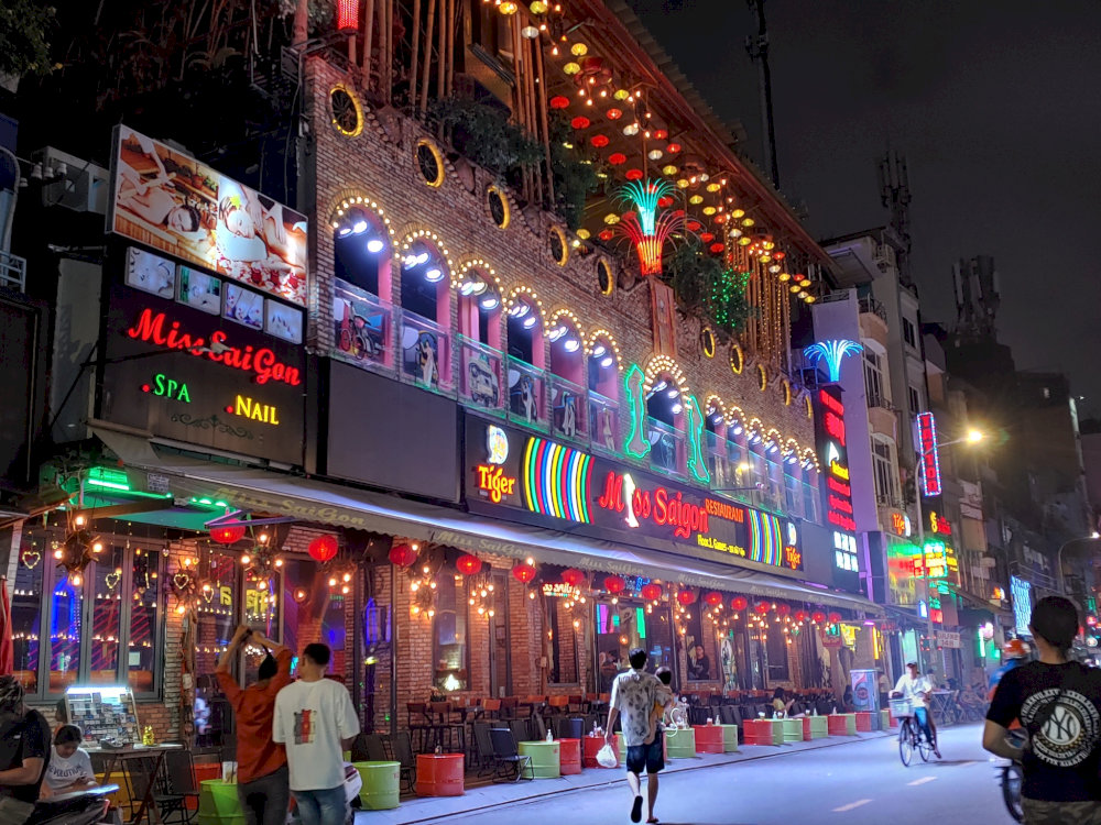 裴文步行街 (Bui Vien Walking Street) 是這座城市的中心，這裡的一切都充滿活力。